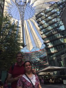 Atena e Marlon em frente ao Sony Center, na Potsdamer Platz